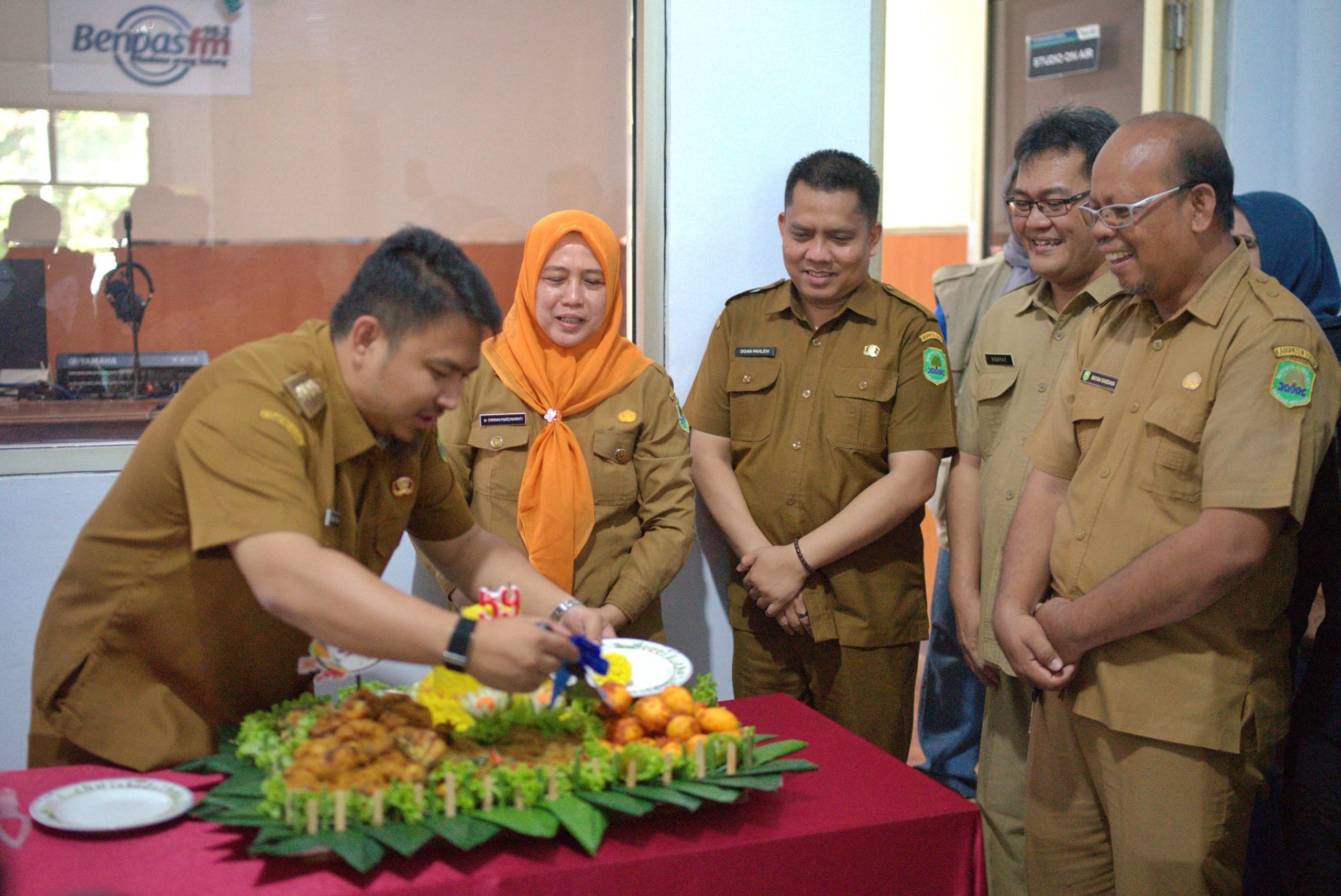 62 Pemotongan tumpeng oleh Bupati Subang Reynaldy Putra sebagai bentuk penghormatan atas dedikasi Radio Benpas selama hampir enam dekade melayani warga Subang