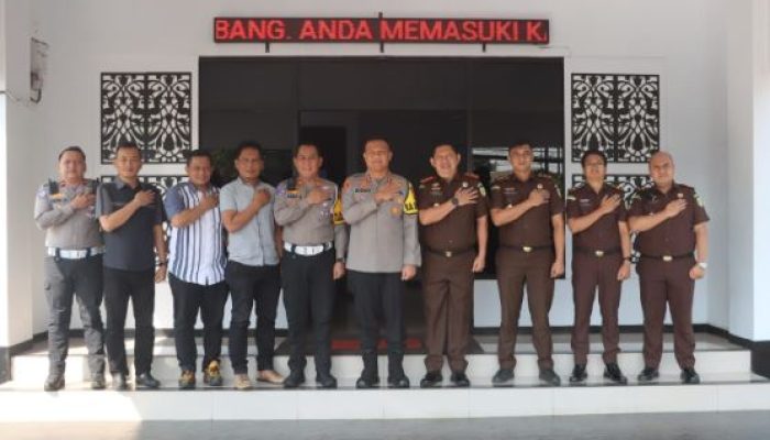 Hari Bhakti Adhyaksa ke-65, Polres Subang Serahkan Tumpeng untuk Kejaksaan Negeri Subang