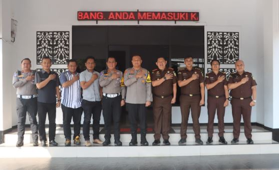 68 Kepolisian Resor Polres Subang menggelar kegiatan silaturahmi dan pemberian tumpeng sebagai bentuk penghargaan kepada Kejaksaan Negeri Subang