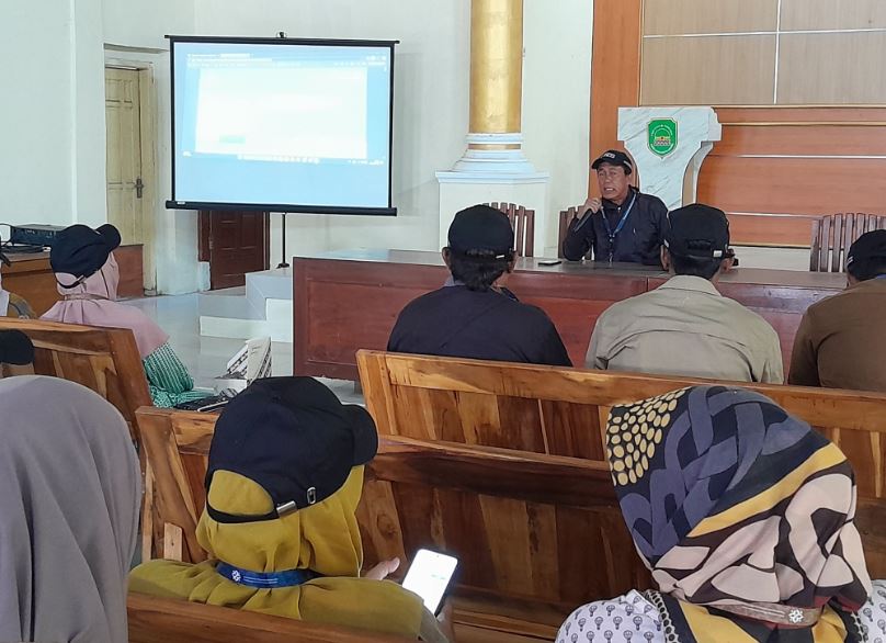 69 Kepala UPTD P5A Pusakanagara Agus Rahman Sultoni buka kegiatan Workshop Pemutakhiran Data Penduduk