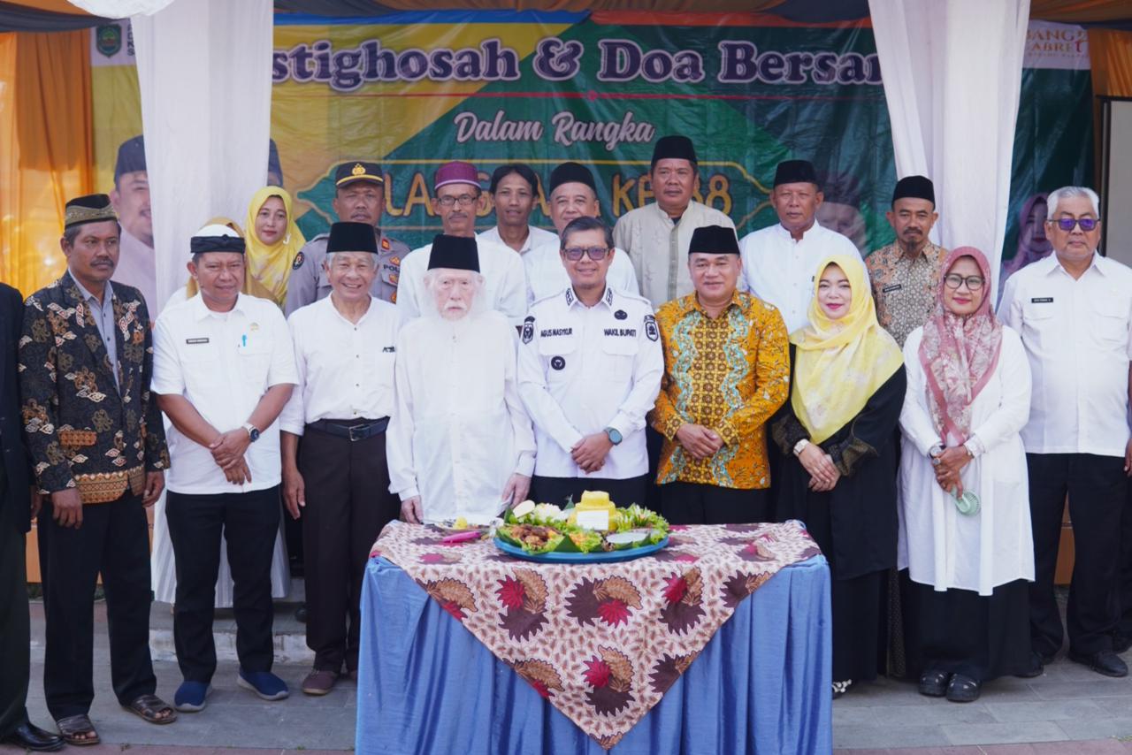 71 Wakil Bupati Subang H. Agus Masykur Rosyadi menghadiri peringatan Milangkala ke 38 Kecamatan Compreng