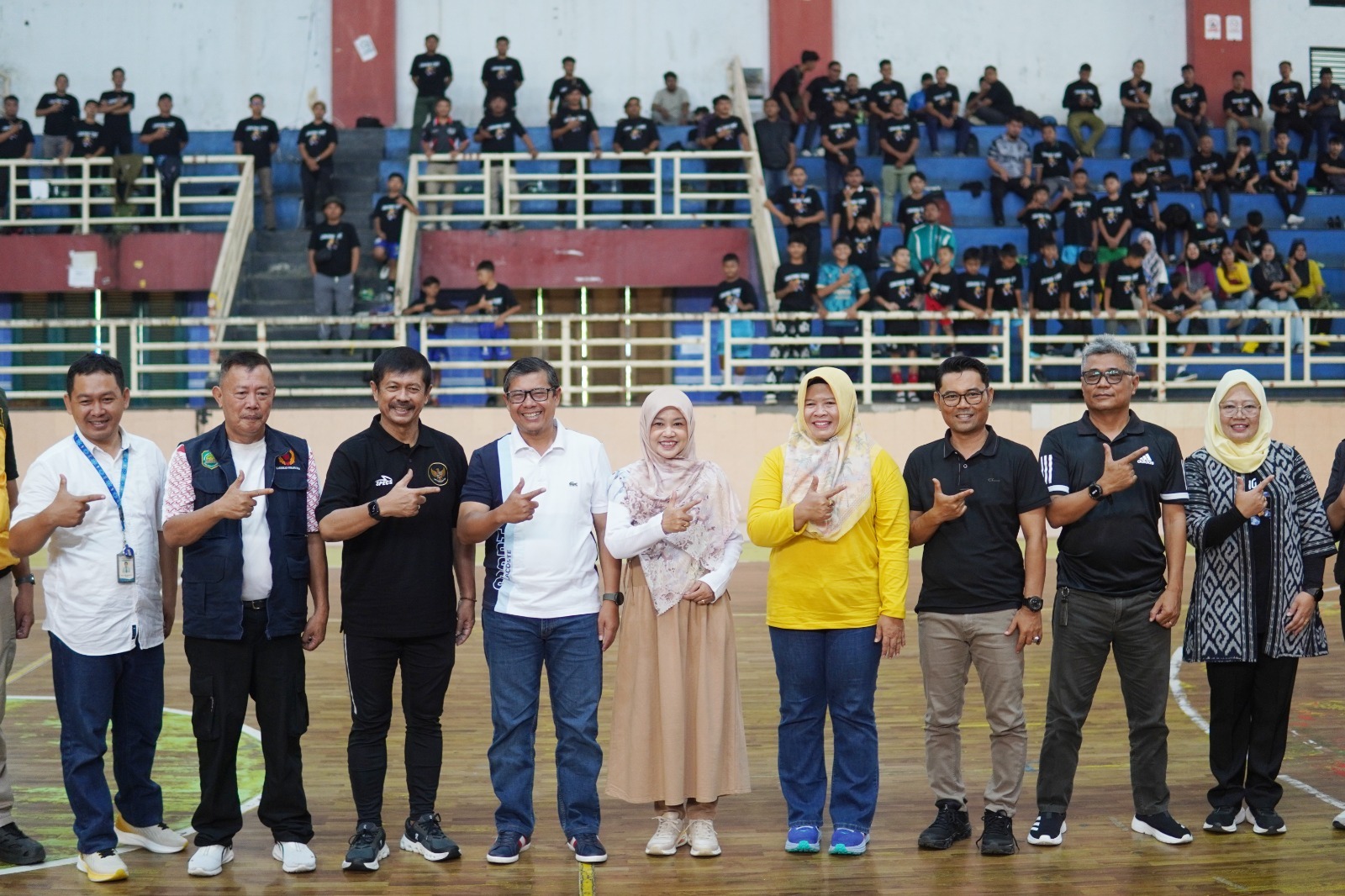 76 Wakil Bupati Subang H. Agus Masykur Rosyadi Kang Akur secara resmi membuka Coaching Clinic Pelatihan Sepak Bola Anak yang digelar di GOR Gotong Royong Subang