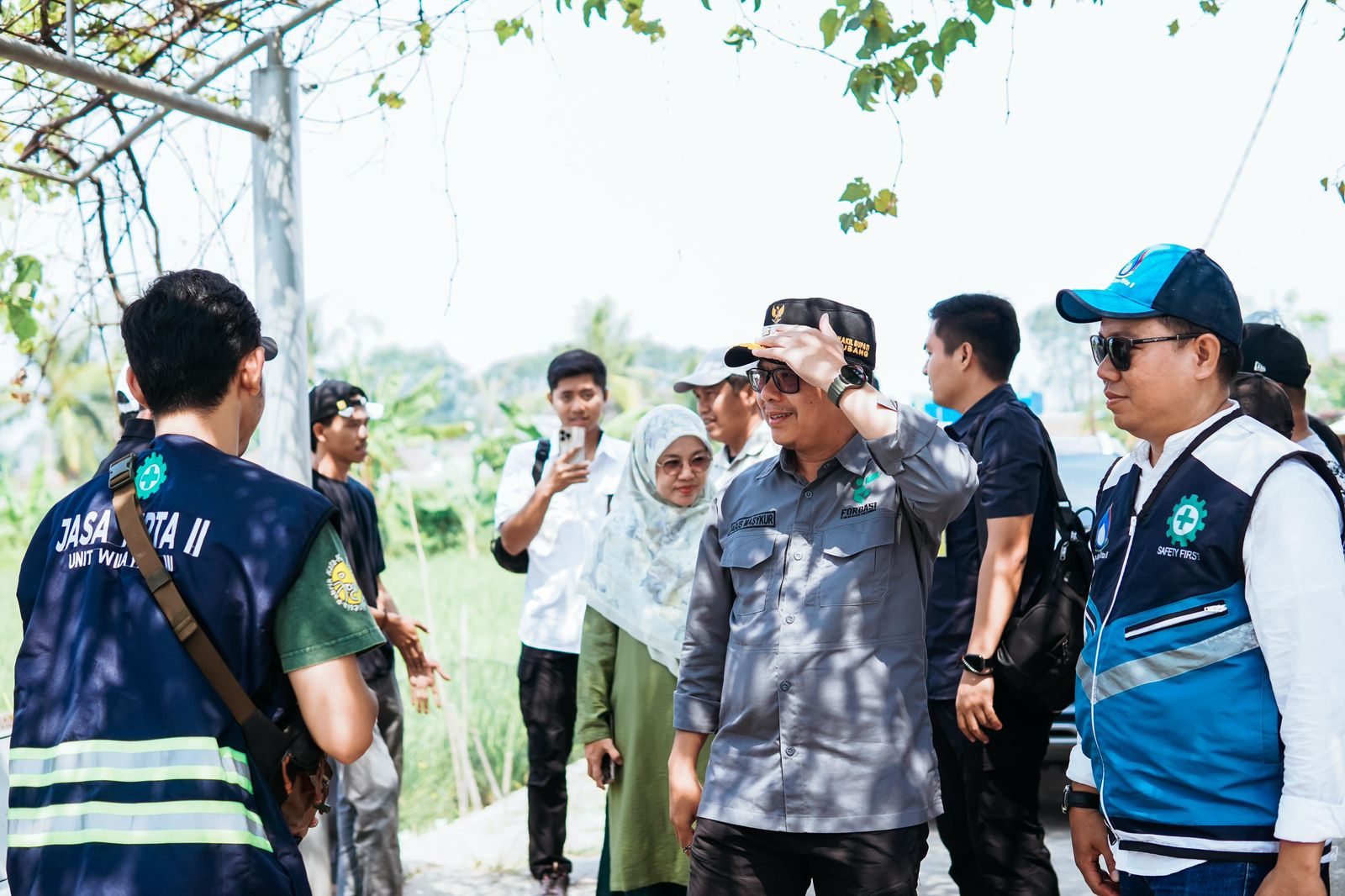 78 Wakil Bupati Subang H. Agus Masykur Rosyadi meninjau langsung kegiatan normalisasi saluran air yang mengarah ke PT Taekwang di Kelurahan Karanganyar Kecamatan Subang
