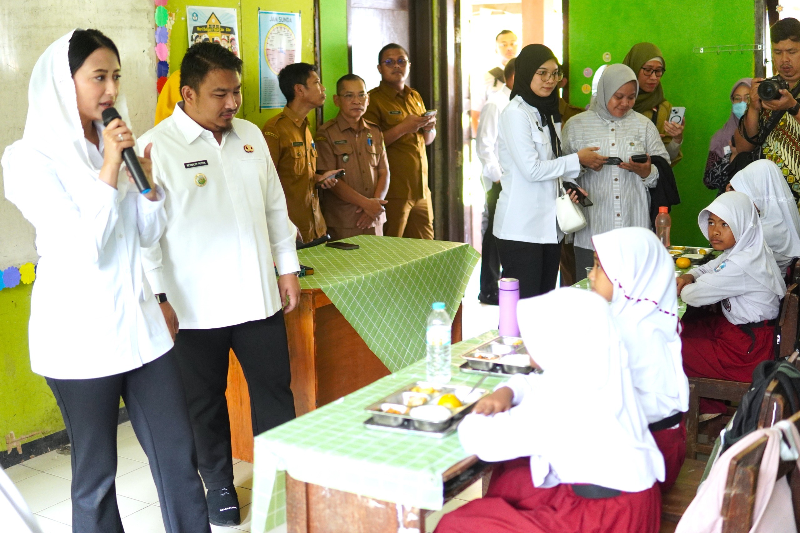 80 Wakil Menteri Perdagangan Republik Indonesia Dyah Roro Esti Widya Putri bersama Bupati Subang Reynaldy Putra Andita BR meninjau pelaksanaan Program Makan Bergizi Gratis MBG di Kabupaten Subang