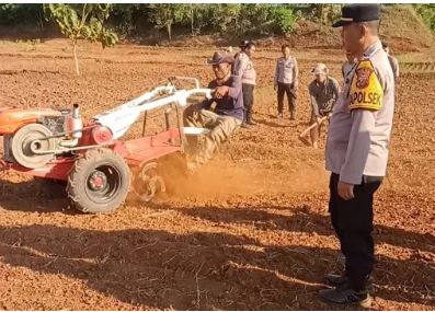 85 Polsek Pagaden bersama Gabungan Kelompok Tani Gapoktan Desa Jabong melakukan pengecekan dan persiapan lahan tidur seluas 2 hektare di Kampung Cihonje