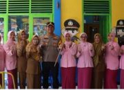 Momen Haru di TK Kemala Bhayangkari, Kapolres Ciamis Beri Hadiah Umroh untuk Kepala Sekolah dan Guru 8 Momen Haru di TK Kemala Bhayangkari, Kapolres Ciamis Beri Hadiah Umroh untuk Kepala Sekolah dan Guru