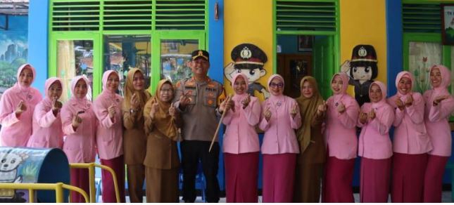 Momen Haru di TK Kemala Bhayangkari Kapolres Ciamis Beri Hadiah Umroh untuk Kepala Sekolah dan Guru