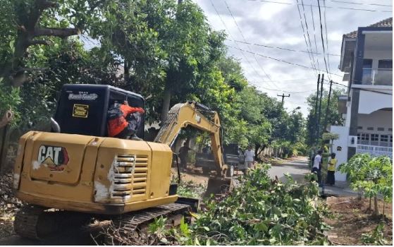 Warga RW 17 Puri Subang Gelar Kerja Bakti Akbar dengan Dukungan