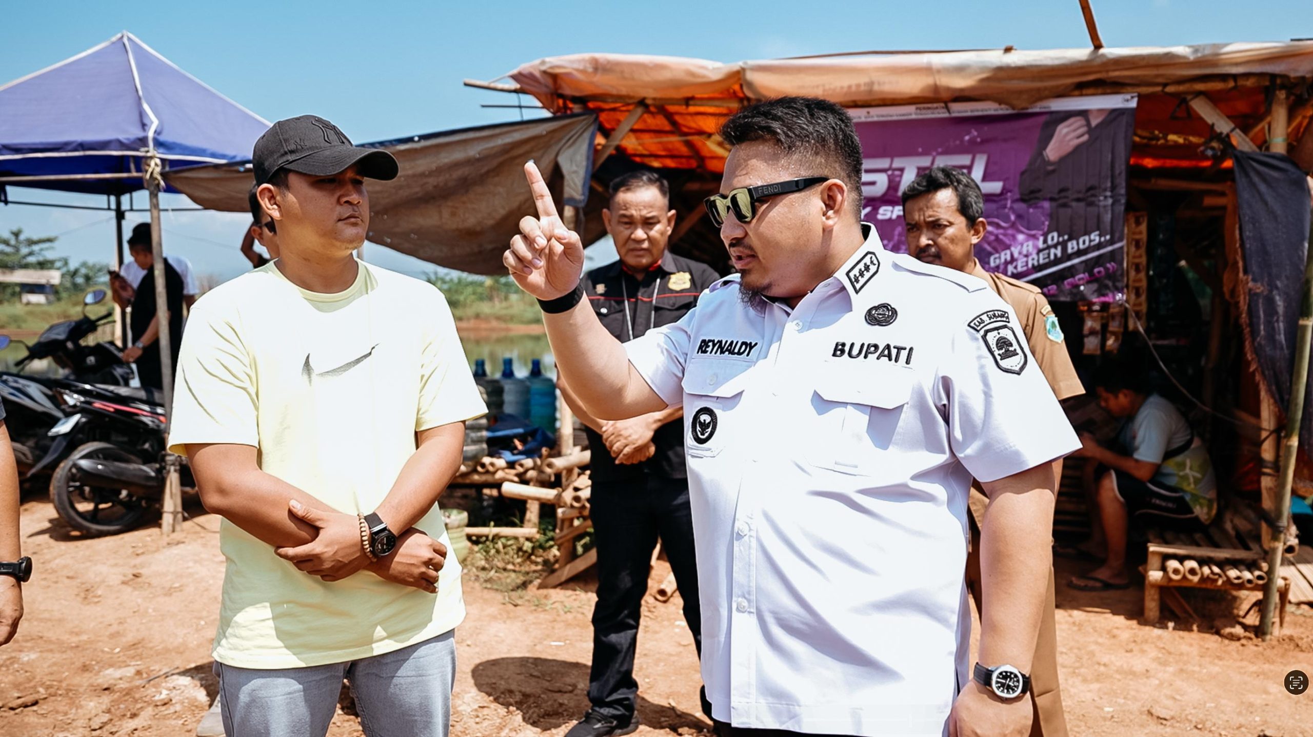 09 Bupati Subang Reynaldy Putra Andita Budi Raemi meninjau aktivitas galian tanah merah ilegal yang berlokasi di Kampung Cicondong scaled