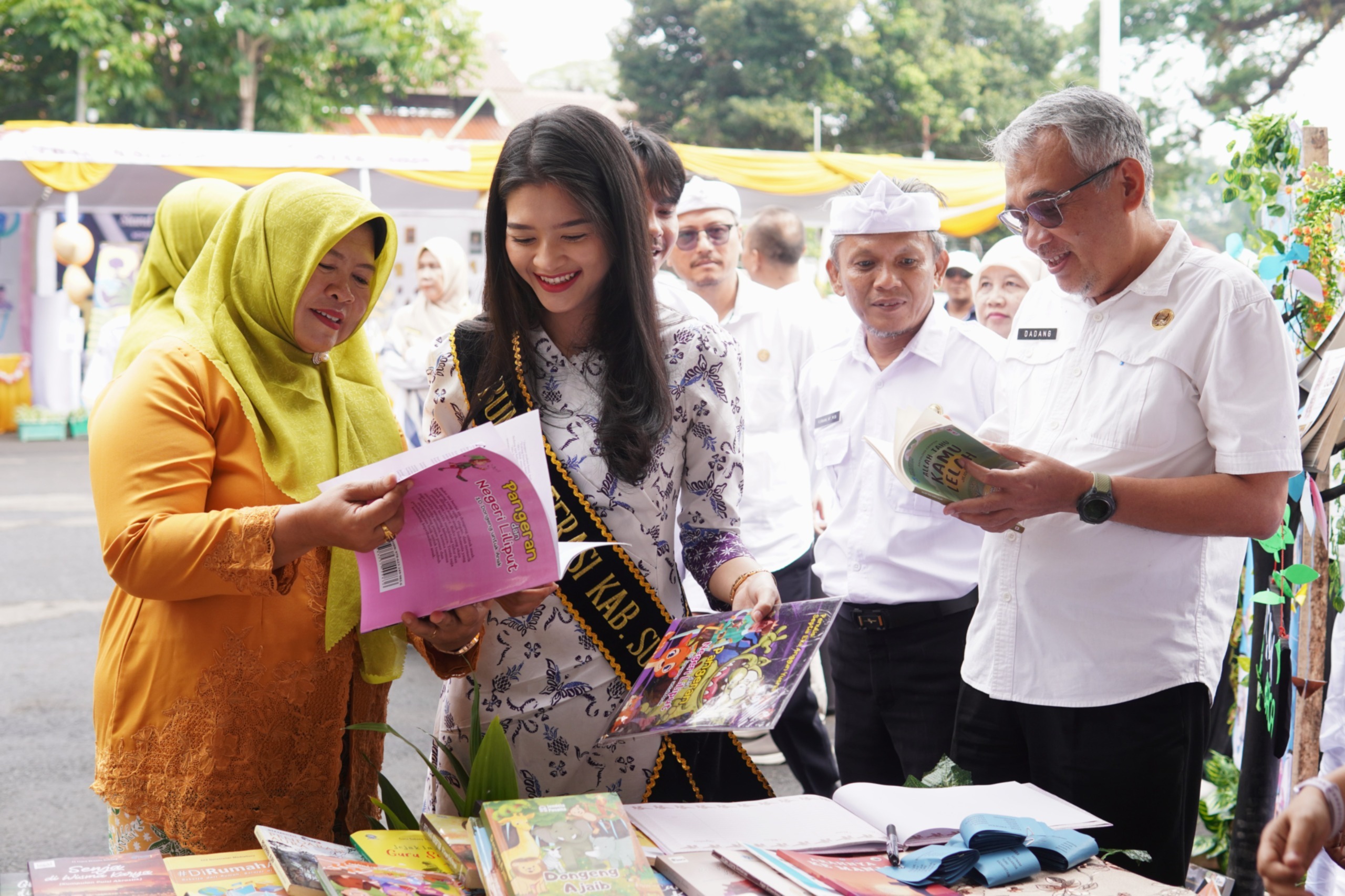 10 Bunda Literasi Ny. Ega Anjani Reynaldy saat menghadiri puncak apresiasi Gerbang Cita 2025 digelar meriah di Aula Pemda Subang