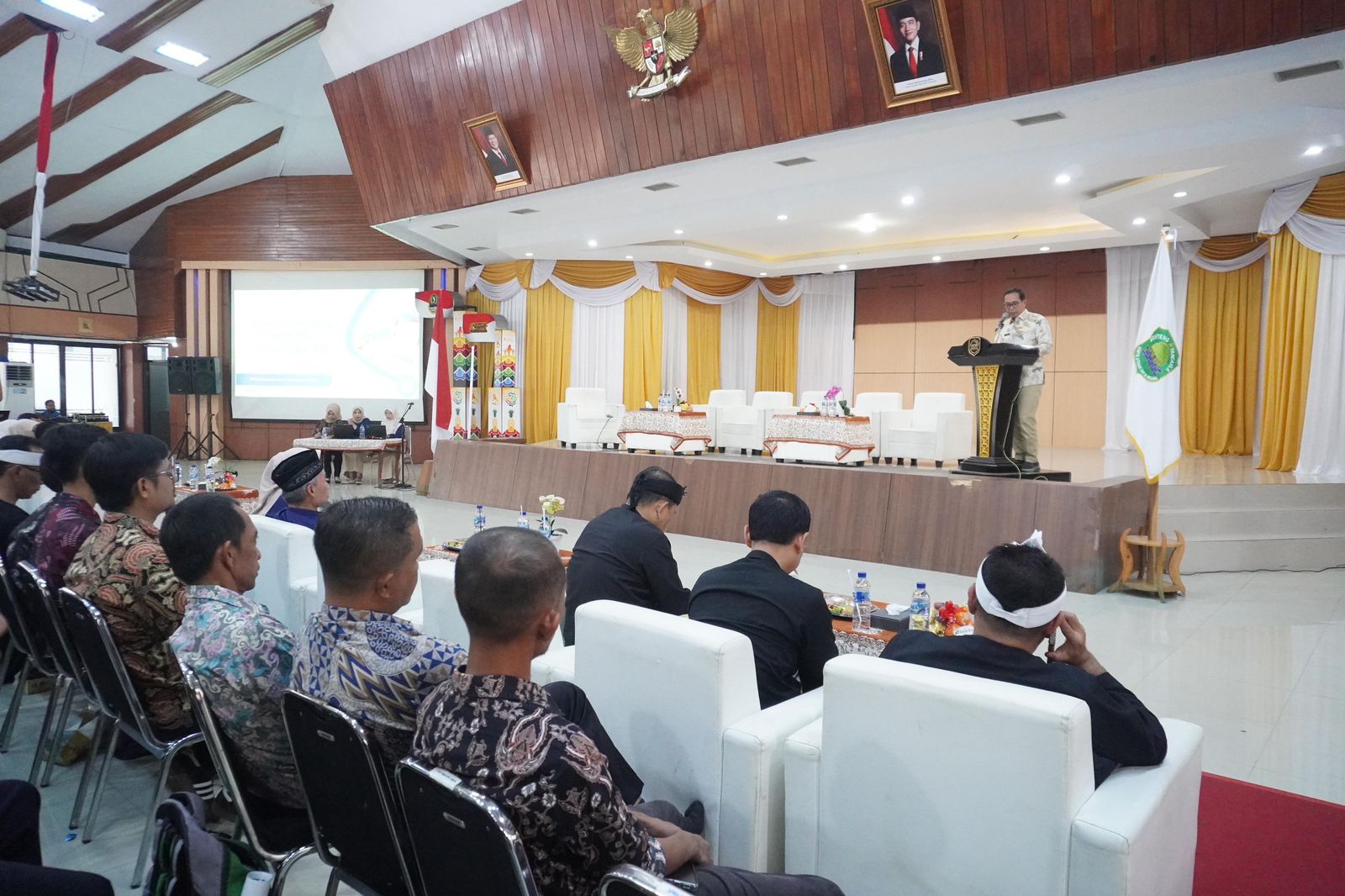 11 Sekretaris Daerah Kabupaten Subang H. Asep Nuroni membuka secara resmi kegiatan Sosialisasi Program Jaminan Kesehatan Nasional JKN di Aula Pemda Subang