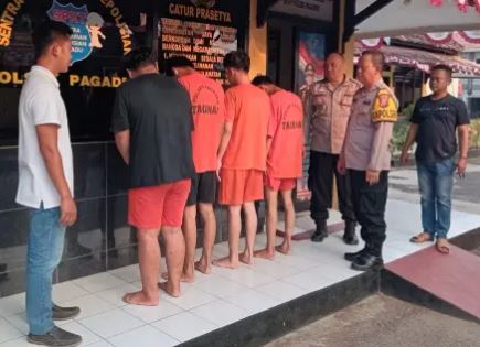 15 Polsek Pagaden Polres Subang berhasil mengamankan empat pelaku pengeroyokan terhadap seorang remaja di area Pasar Inpres Pagaden