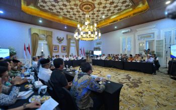 16 Bupati Subang Reynaldy Putra Andita Budi Raemi bersama Menteri Lingkungan Hidup Republik Indonesia dan Gubernur Jawa Barat menyepakati target penyelesaian permasalahan sampah di Jawa Barat