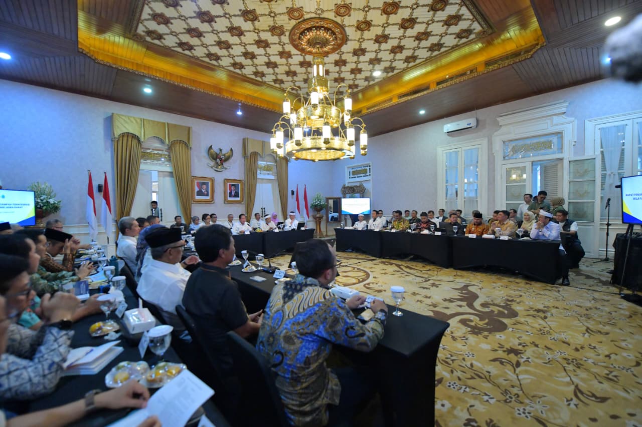 16 Bupati Subang Reynaldy Putra Andita Budi Raemi bersama Menteri Lingkungan Hidup Republik Indonesia dan Gubernur Jawa Barat menyepakati target penyelesaian permasalahan sampah di Jawa Barat