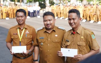 18 Bupati Subang Reynaldy Putra Andita bahkan memberikan bonus pribadi Rp1 juta untuk PIC yang dinilai paling unggul