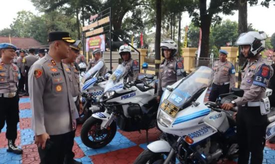 19 Polres Subang menggelar pemeriksaan kendaraan dinas roda dua R2 dan roda empat R4 milik Satuan Samapta serta Satuan Lalu Lintas di Lapangan Apel Polres Subang