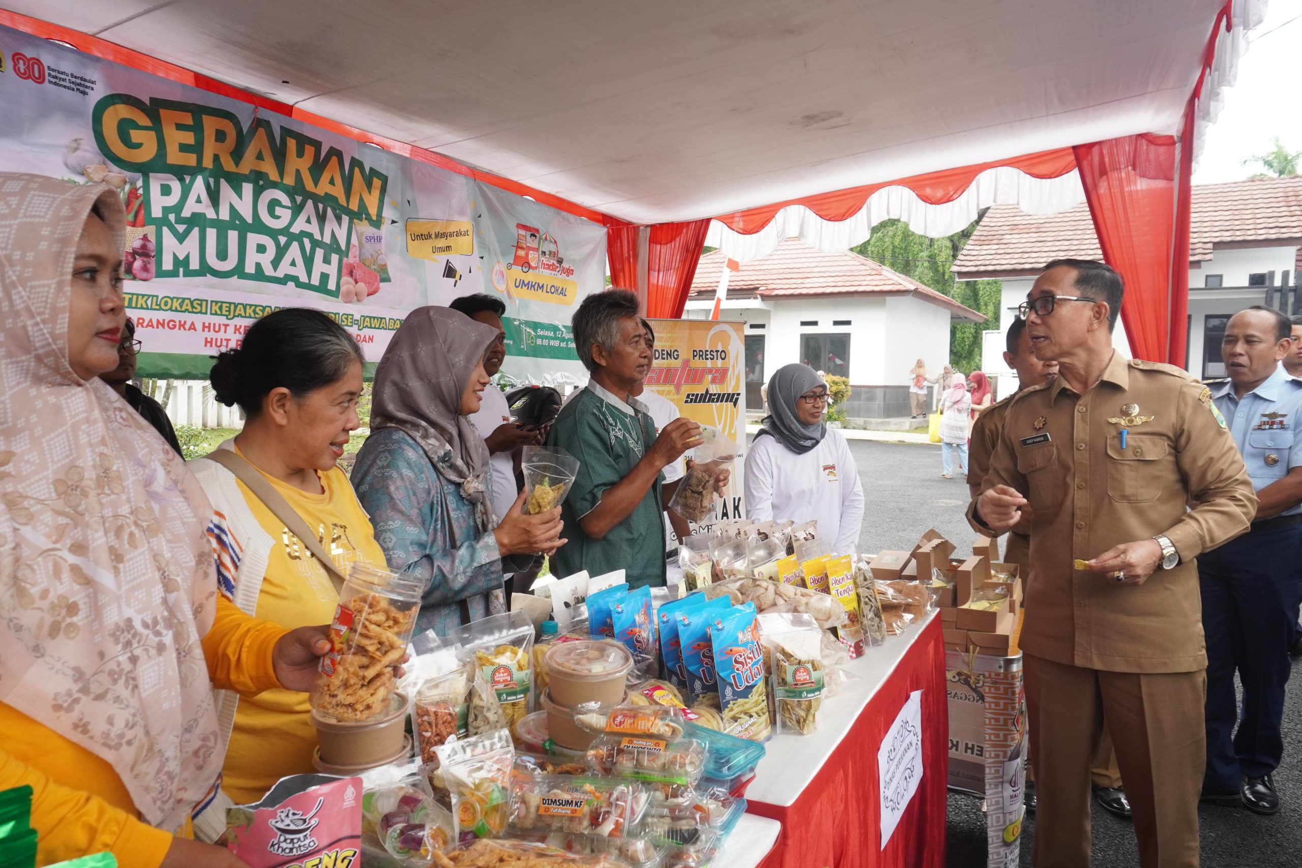 23 Pemerintah Kabupaten Subang bersama Kejaksaan Negeri Subang menggelar Gerakan Pangan Murah di halaman Kantor Kecamatan Subang scaled