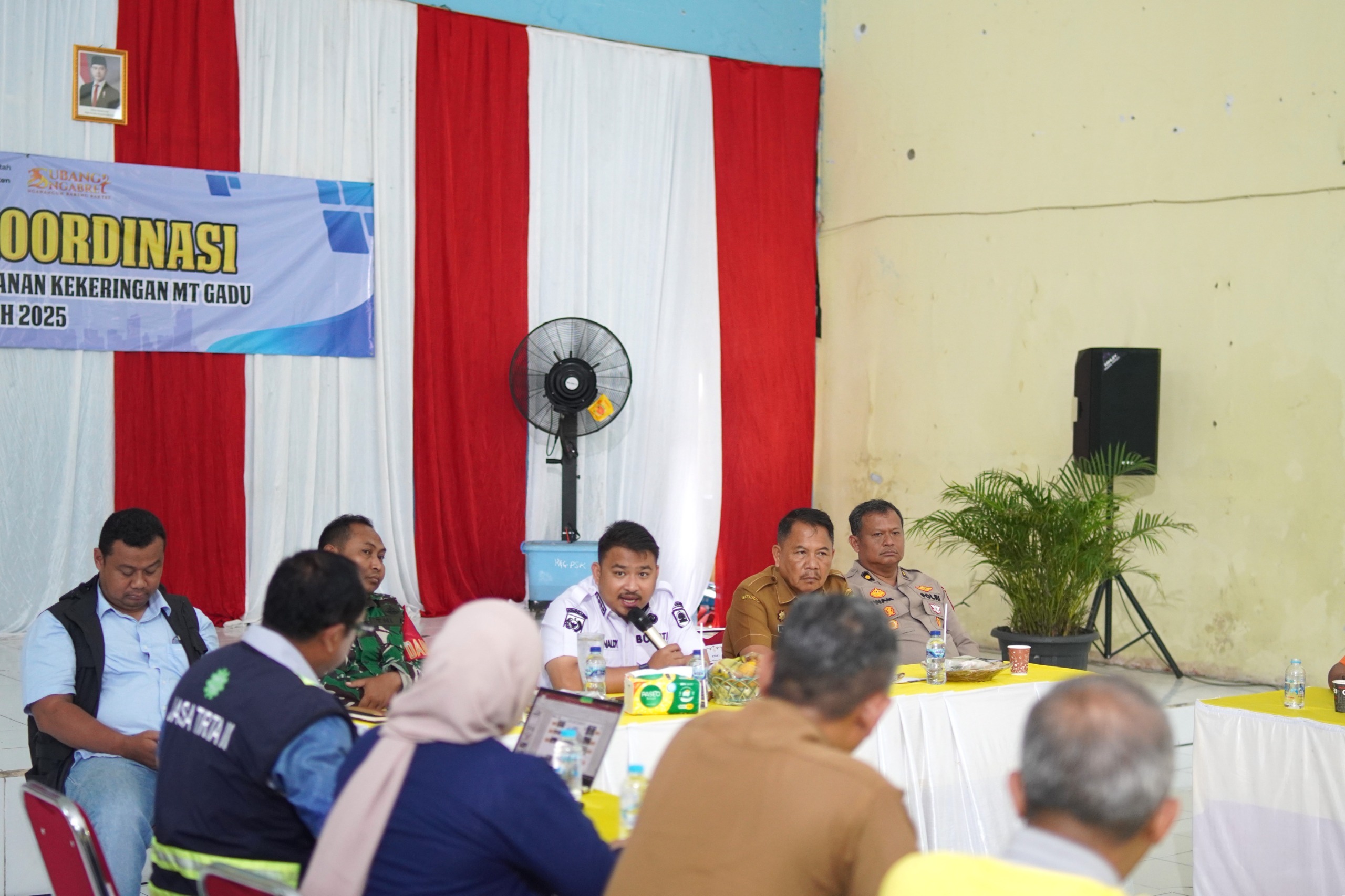 24 Bupati Subang Reynaldy Putra Andita BR S.IP memimpin Rapat Koordinasi Percepatan Penanganan Kekeringan di Wilayah Pantura Kabupaten Subang di Aula Kecamatan Pusakanagara