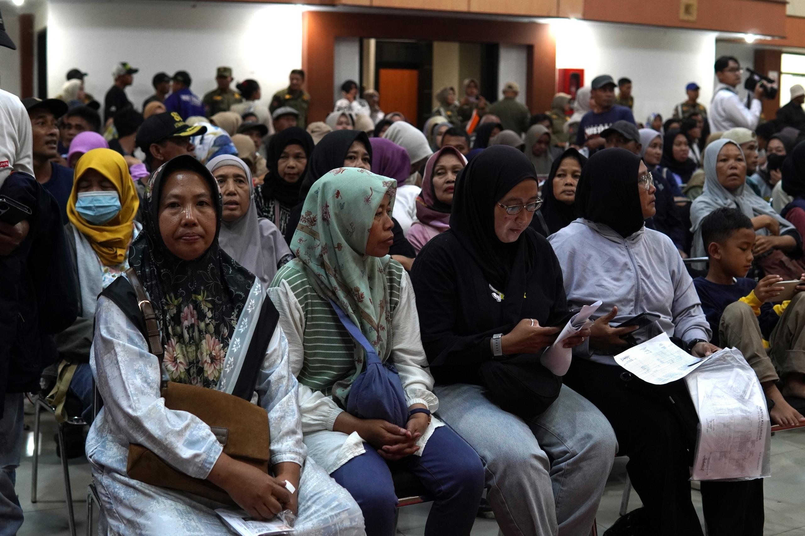 26 Kegiatan menyerahkan rekening bantuan kepada para pedagang yang terdampak penertiban bangunan liar di Kecamatan Ciater