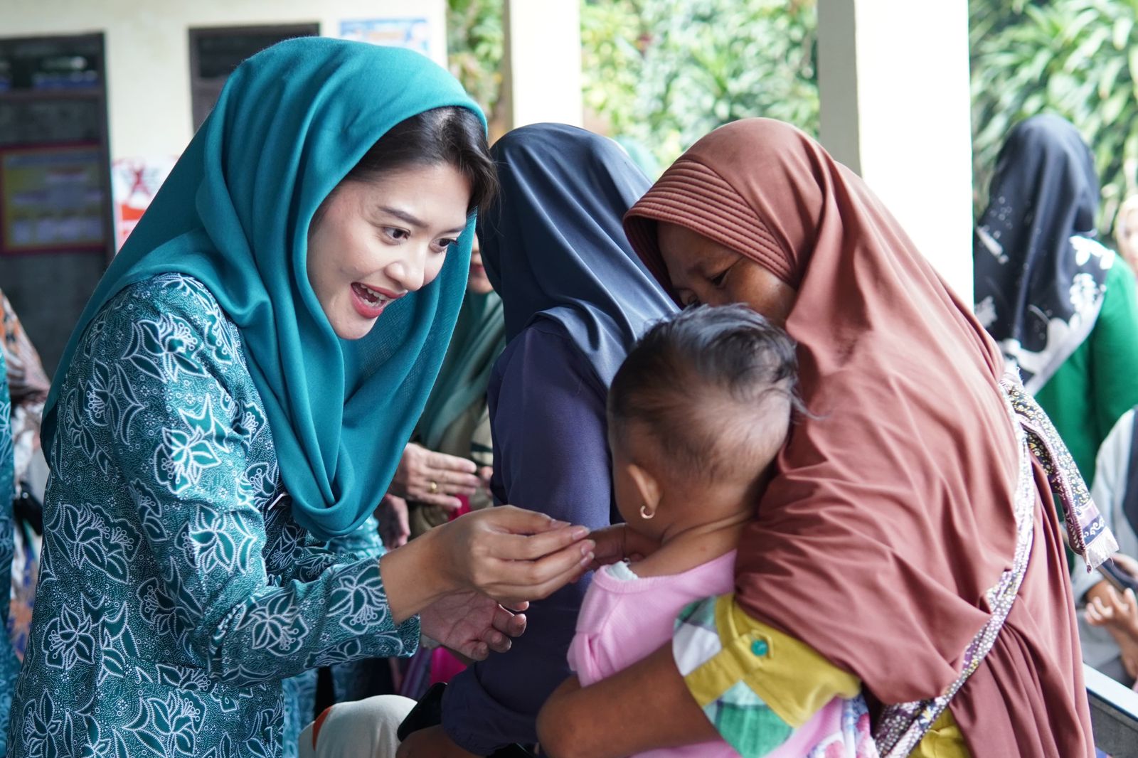 27 Ketua TP PKK Kabupaten Subang Ega Anjani Reynaldy membuka kegiatan Makan Bersama Ibu Hamil dan Menyusui di Posyandu Mayang Arum II