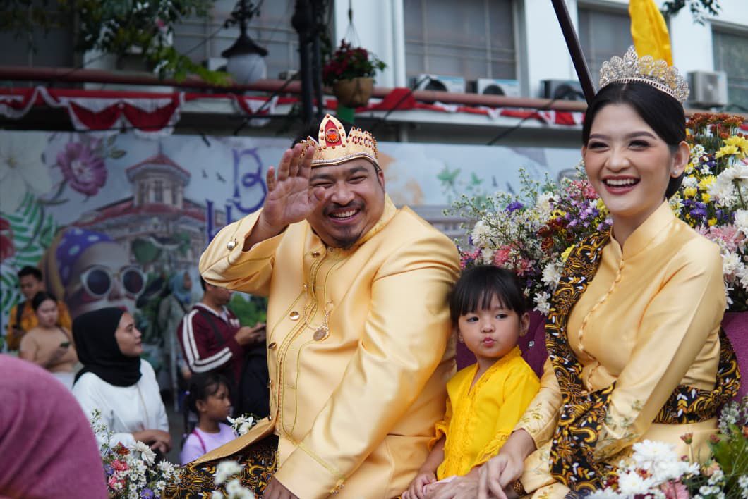 31 Bupati Subang Reynaldy Putra Andita saat menghadiri Kirab Budaya Hari Ulang Tahun HUT ke 80 Provinsi Jawa Barat yang digelar di Kota Bandung