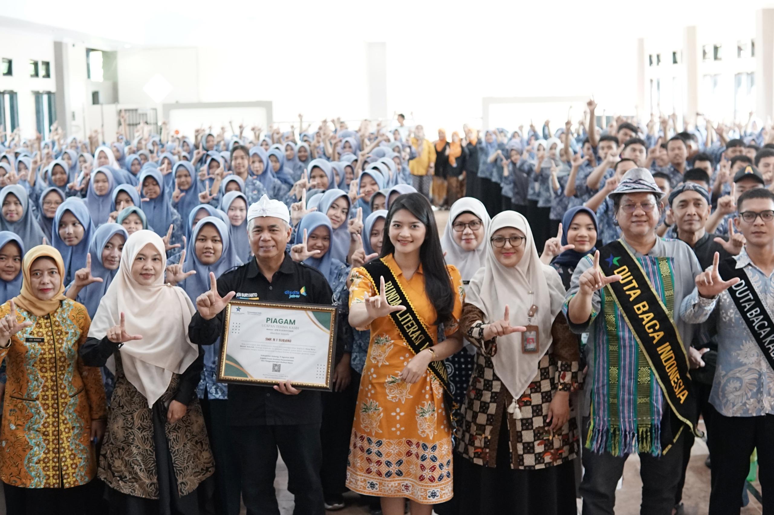 35 Bunda Literasi Kabupaten Subang Ega Anjani Reynaldy menghadiri kegiatan Duta Baca Masuk Sekolah DBMS di SMKN 1 Subang