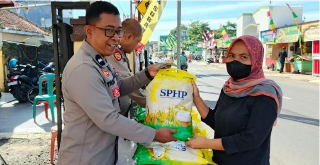 Polsek Sagalaherang Gelar Gerakan Pangan Murah Beras Bulog SPHP Bisa Dipesan COD