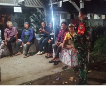 Babinsa Koramil Pagaden dan Warga Desa Manjul Perkuat Kebersamaan Lewat Siskamling