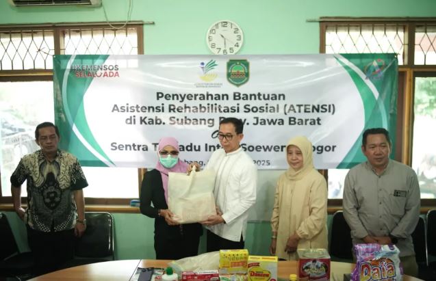Sekda Subang Salurkan Bantuan ATENSI dari KEMENSOS 1